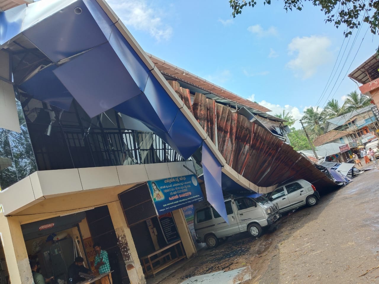 പഞ്ചായത്ത് കമ്മ്യൂണിറ്റി ഹാളിൻ്റെ നവീകരിച്ച ഭാഗം തകർന്നു വീണു: ഒഴിവായത് വൻ ദുരന്തം