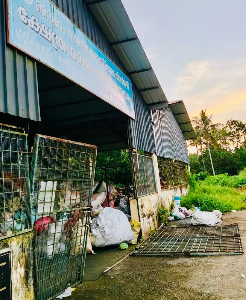 മാലിന്യ സംസ്കരണ കേന്ദ്രത്തിന്റെ ഗ്രിൽ ഡോർ മറിഞ്ഞുവീണ്  രണ്ട് ഹരിത കർമ്മ സേന അംഗങ്ങൾക്ക് പരിക്കേറ്റു