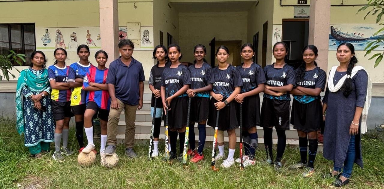 ഫുട്ബോളിലും ഹോക്കിയിലും ഒരുപോലെ മികവ് തെളിയിച്ച് പെൺകുട്ടികൾ
