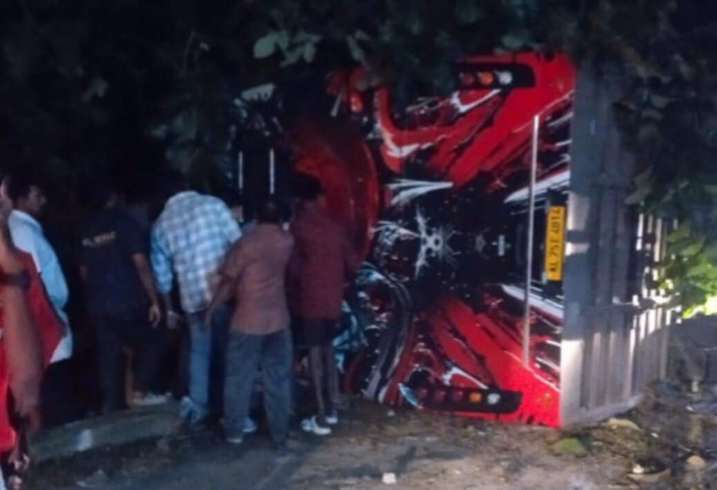 കുറവിലങ്ങാട് ടൂറിസ്റ്റ് ബസ് നിയന്ത്രണം വിട്ട് മറിഞ്ഞ് യുവതി മരിച്ചു