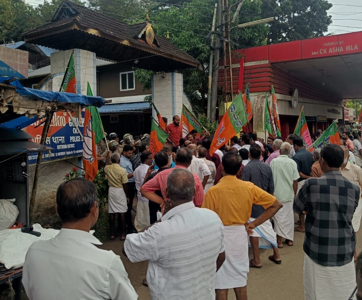 വൈക്കത്ത് ബി.ജെ.പി പ്രവർത്തകർ പോലിസ് സ്റ്റേഷൻ മാർച്ച്‌ നടത്തി