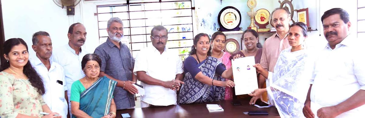 അതിദരിദ്ര കുടുംബത്തിന് നഗരസഭ 4 സെന്റ് സ്ഥലത്തിന്റെ രേഖ കൈമാറി