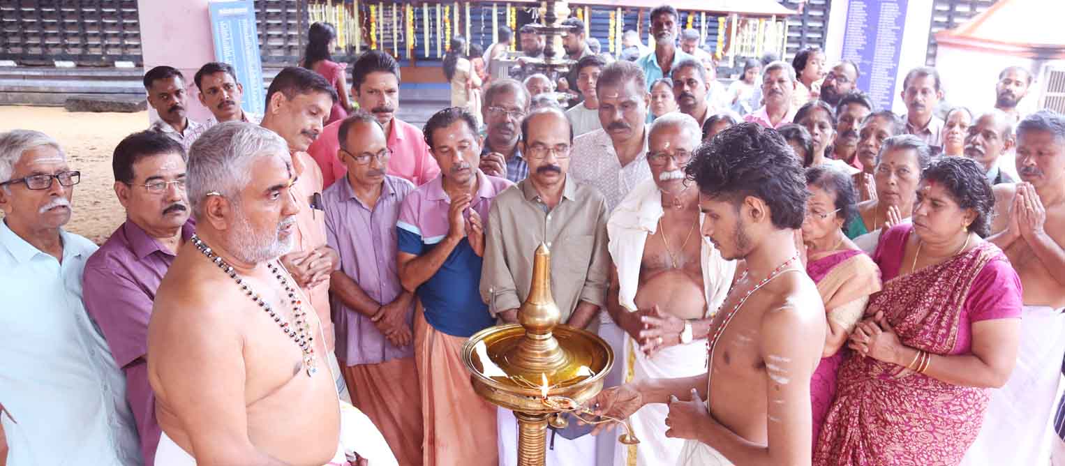 തൃപ്പക്കുടം മഹാദേവ ക്ഷേത്രത്തിൽ കർപ്പൂരാദി അഷ്ടബന്ധകലശം: ഭദ്രദീപ പ്രകാശനം നടത്തി