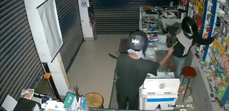 വൈക്കത്ത് മൊബൈൽ ഷോപ്പ് കുത്തിതുറന്ന് 5 ലക്ഷം രൂപയുടെ മോഷണം: 4 പേർ പിടിയിൽ