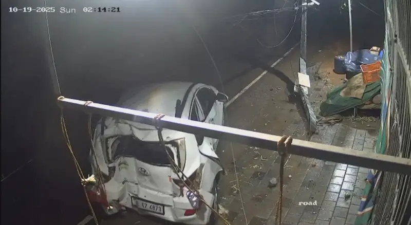 നിയന്ത്രണം വിട്ട കാർ വൈദ്യുതി പോസ്റ്റ് ഇടിച്ചു തകർത്തു