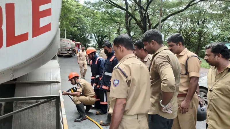 ഓടിക്കൊണ്ടിരുന്ന പെട്രോൾ ടാങ്കറിൻ്റെ ടയറിൽ നിന്നും തീയും പുകയും ഉയർന്നത് പരിഭ്രാന്തി പരത്തി