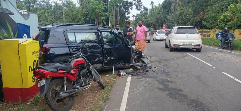 നിയന്ത്രണം വിട്ട കാർ ടാങ്കർ ലോറിയിലും ബൈക്കിലും ഇടിച്ച് അപകടം: 4 പേർക്ക് പരിക്ക്
