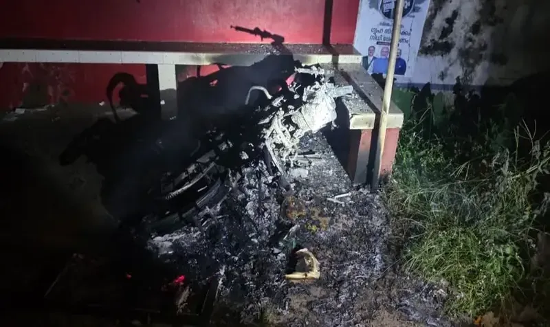 മോട്ടോർ ബൈക്ക് കത്തിനശിച്ചു