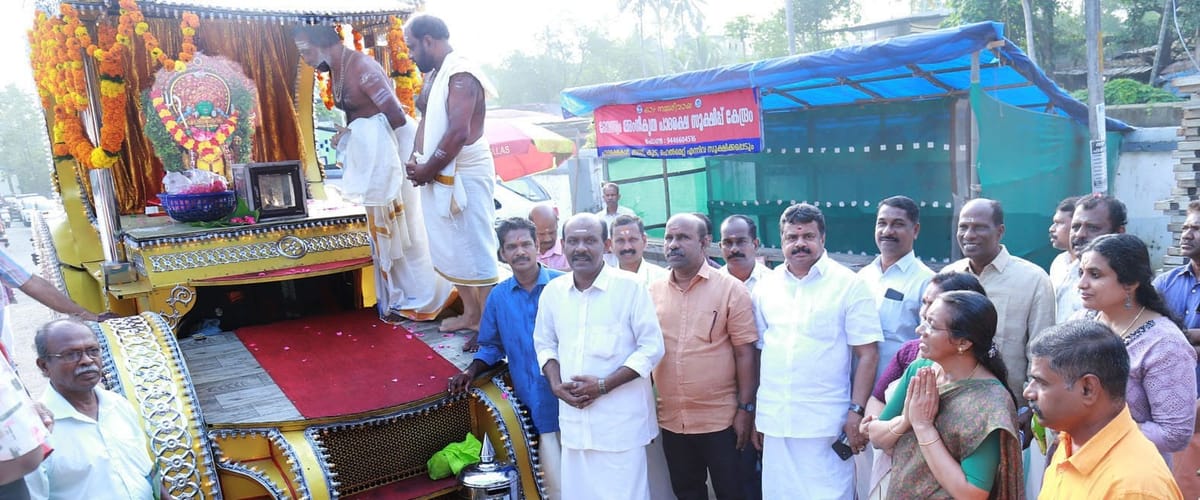 കണിച്ചുകുളങ്ങര ദേവീക്ഷേത്രത്തിലെ ദേവീ ഭാഗവത നവാഹ യജ്ഞം: വിഗ്രഹ ഘോഷയാത്ര വൈക്കം ക്ഷേത്ര ഗോപുര നടയില്‍ നിന്ന് പുറപ്പെട്ടു