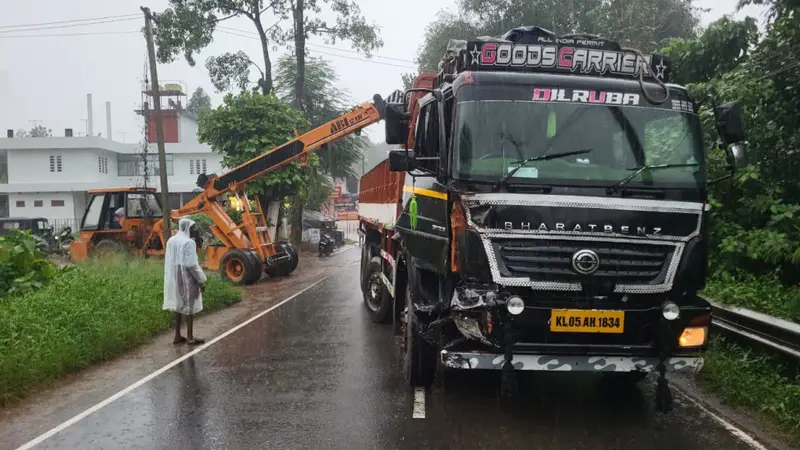 ലോറികൾ തമ്മിൽ കൂട്ടി ഇടിച്ച് അപകടം: ലോറി ഡ്രൈവർക്ക് പരിക്ക്