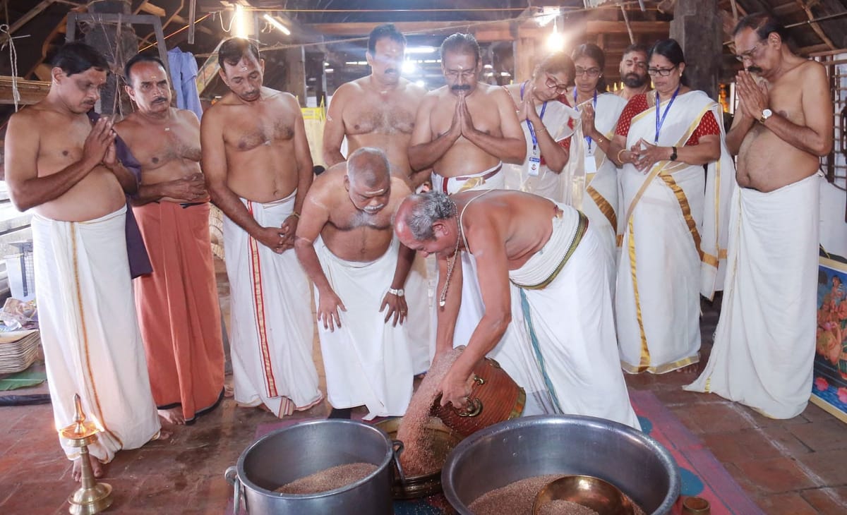 സംയുക്ത എന്‍.എസ്.എസ് കരയോഗം അഹസ്സിന് അരി അളന്നു