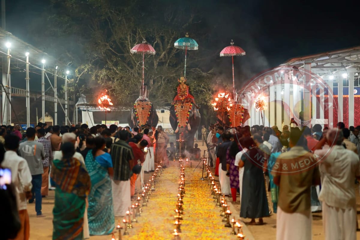 വൈക്കത്തഷ്ടമിയുടെ കൊടിയേറ്റ് നാളിൽ രാത്രി നടന്ന കൊടിപ്പുറത്ത് വിളക്ക്