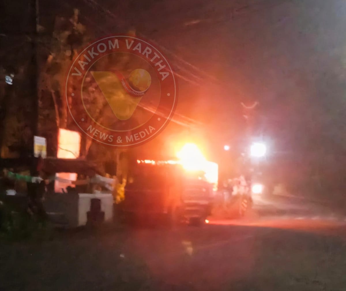 ലോറിയിൽ നിറച്ച ഗ്യാസ് സിലണ്ടർ കുത്തിത്തുറന്ന് യുവാവ് തീ കൊളുത്തി