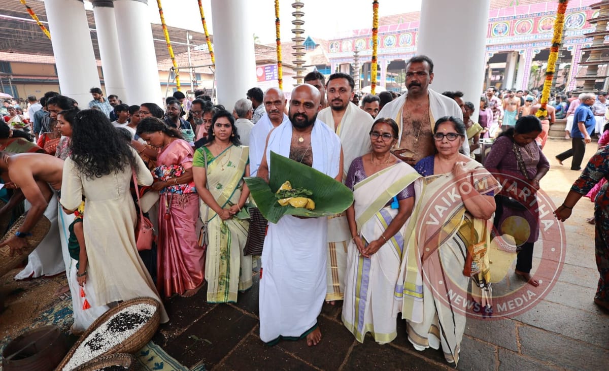 മഹാദേവ സന്നിധിയിൽ മുക്കുടി കൂട്ട് സമർപ്പിച്ചു