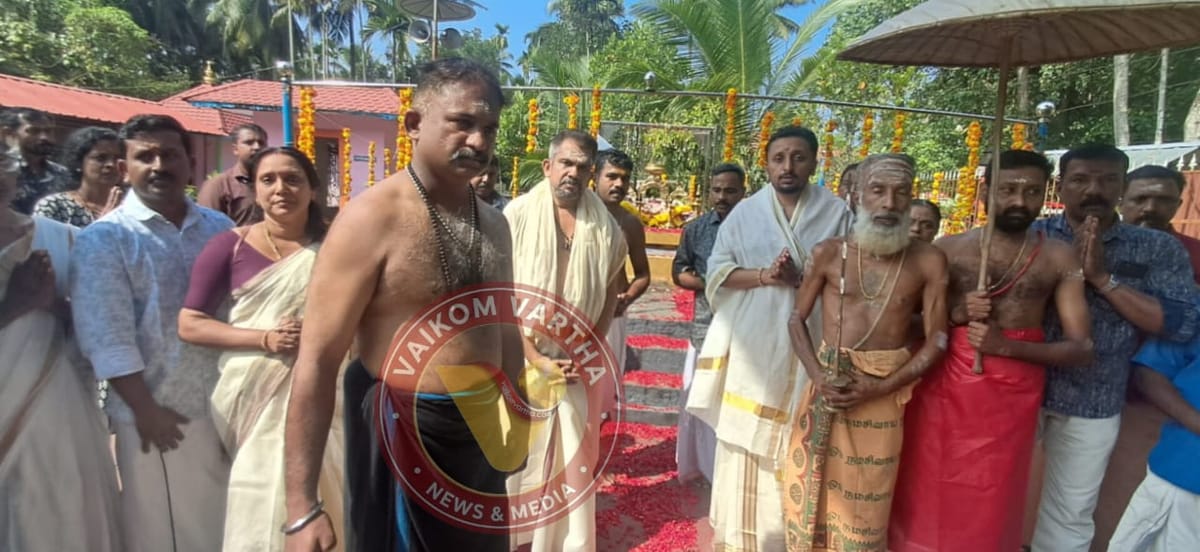 കാലാക്കൽ കാവുടയോൻ്റെ  ഉടവാൾ ഏറ്റുവാങ്ങി