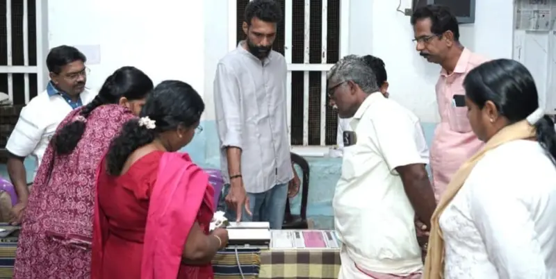 വൈക്കത്ത് വിവിധ സ്ഥലങ്ങളിൽ വോട്ടിംഗ് യന്ത്രങ്ങൾ പണിമുടക്കി