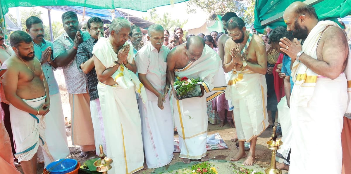 പാദുകം മുതല്‍ താഴിക കുടം വരെ കൃഷ്ണ ശിലയില്‍ നിര്‍മ്മിക്കുന്ന ആദ്യത്തെ ഗുരുദേവ ക്ഷേത്രത്തിന് ശിലയിട്ടു