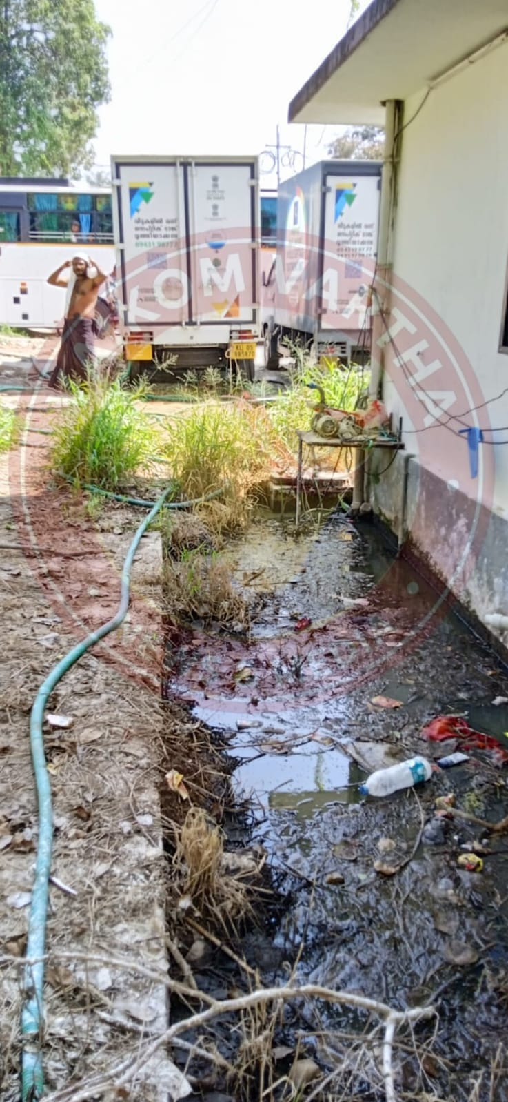 മഹാദേവ ക്ഷേത്രത്തിന് സമീപം ശുചിമുറി മലിനജലവും പൊടിയും