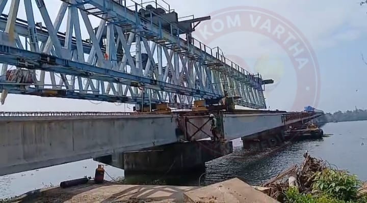 നേരേകടവ്-മാക്കേകടവ് പാലം കര തൊട്ടു