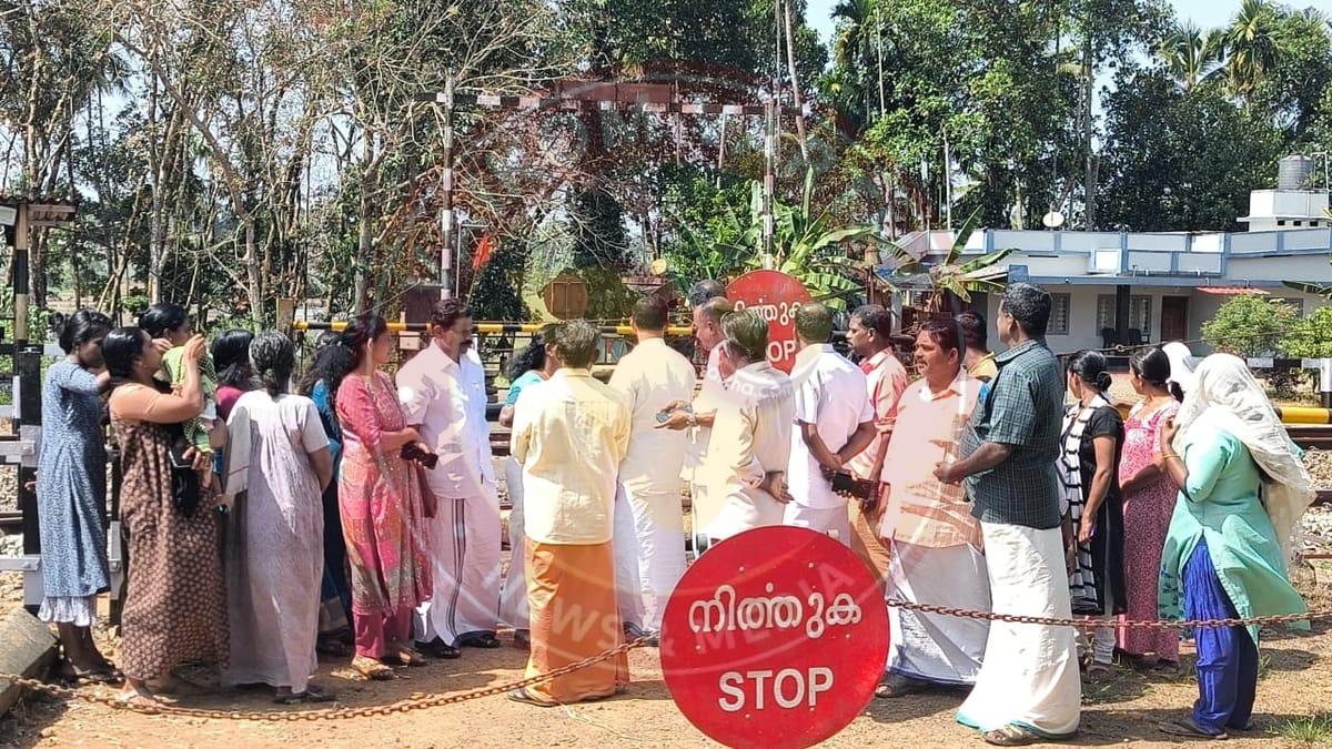 റെയിൽവേ ഗേറ്റ് അടച്ചതിനെതിരെ പ്രതിഷേധം ശക്തമാകുന്നു