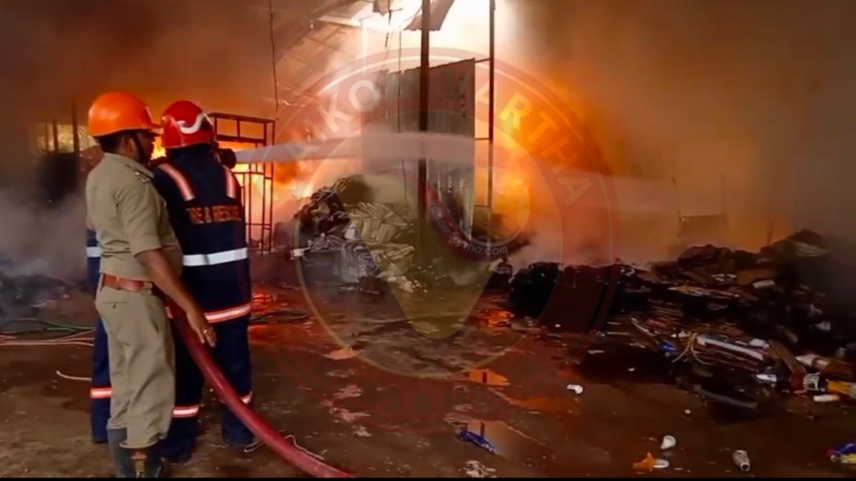 നഗരമധ്യത്തിൽ വൻ തീപിടിത്തം, ലക്ഷങ്ങളുടെ നഷ്ടം