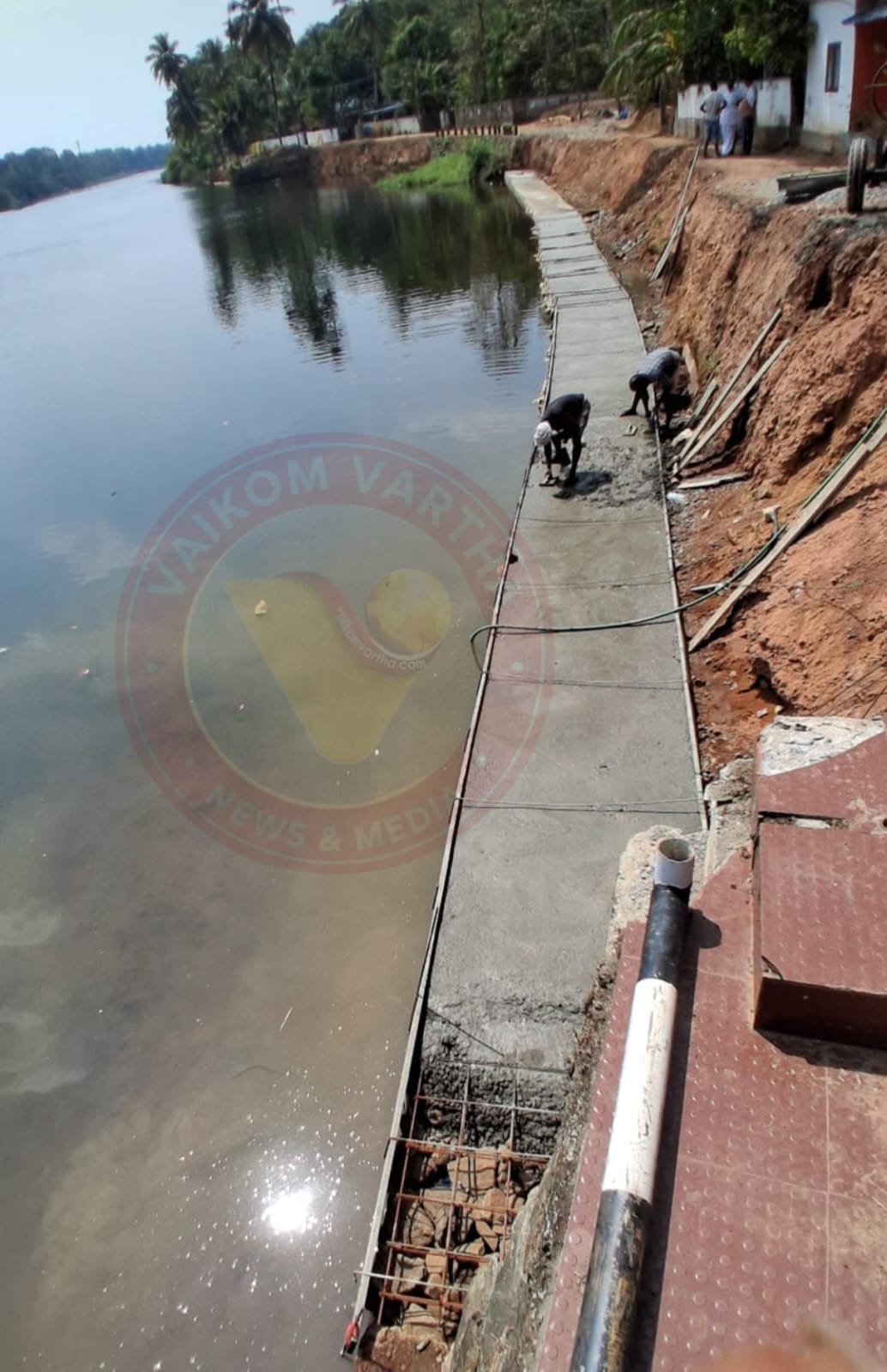 പാറയ്ക്കൽ - തട്ടാവേലി തീരദേശ റോഡ് സംരക്ഷണ ഭിത്തിയുടെ നിർമാണം തുടങ്ങി