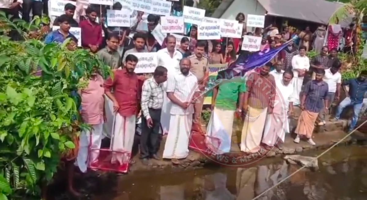 മൂവാറ്റുപുഴയാറിലെ മാലിന്യങ്ങൾ നീക്കി യുവജന കൂട്ടായ്മ