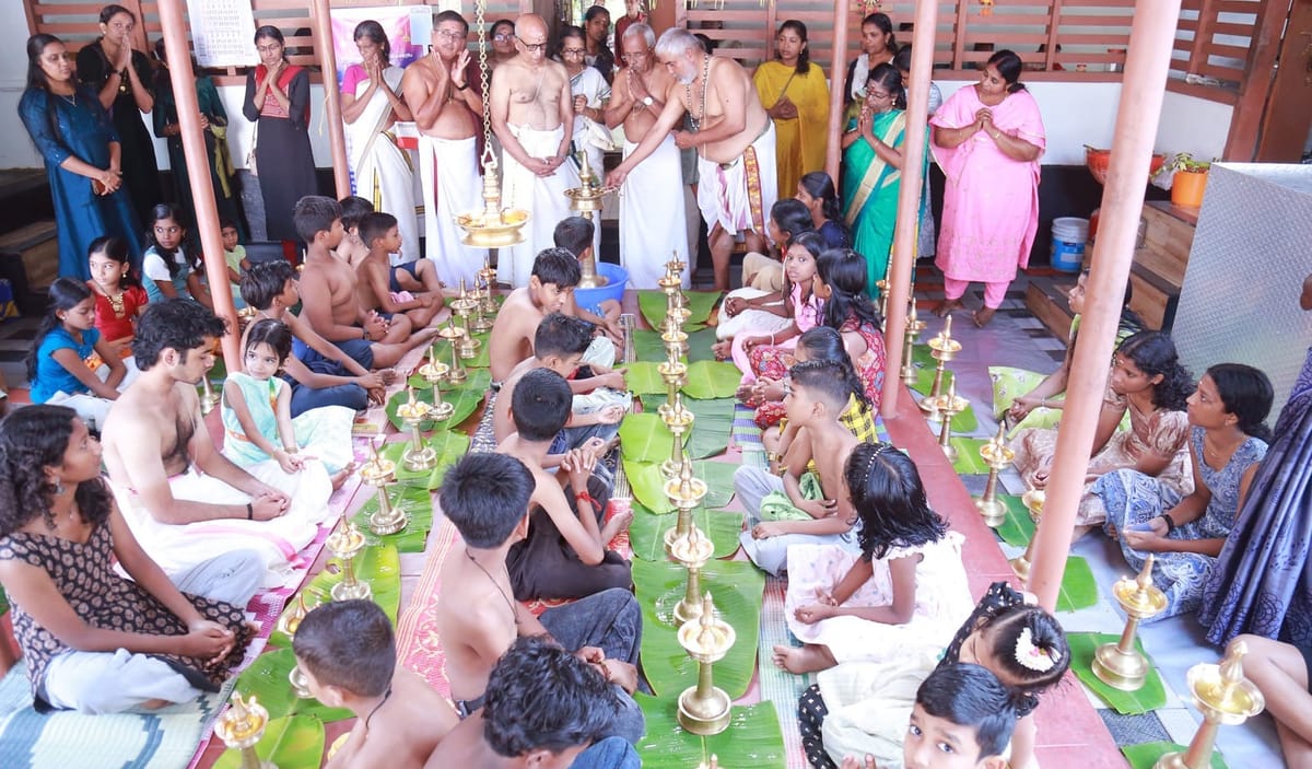 വടക്കുംകൂര്‍ മൂകാംബിക സരസ്വതി ക്ഷേത്രത്തിൽ വിളക്ക് പൂജ നടത്തി