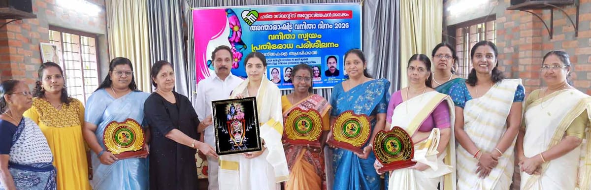 ഇന്ത്യൻ പ്രസിഡന്റിൽ നിന്നും അവാർഡ് നേടിയ അതിഥി കൃഷ്ണദാസിനെ ആദരിച്ചു