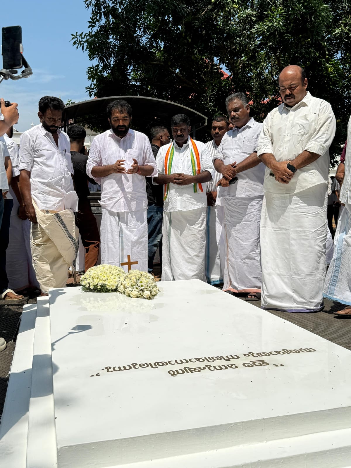 ഉമ്മൻ ചാണ്ടിയുടെ സമൃതി മണ്ഡപത്തിൽ നിന്ന് കെ. ബിനിമോൻ്റെ പ്രചരണത്തിന് തുടക്കമായി