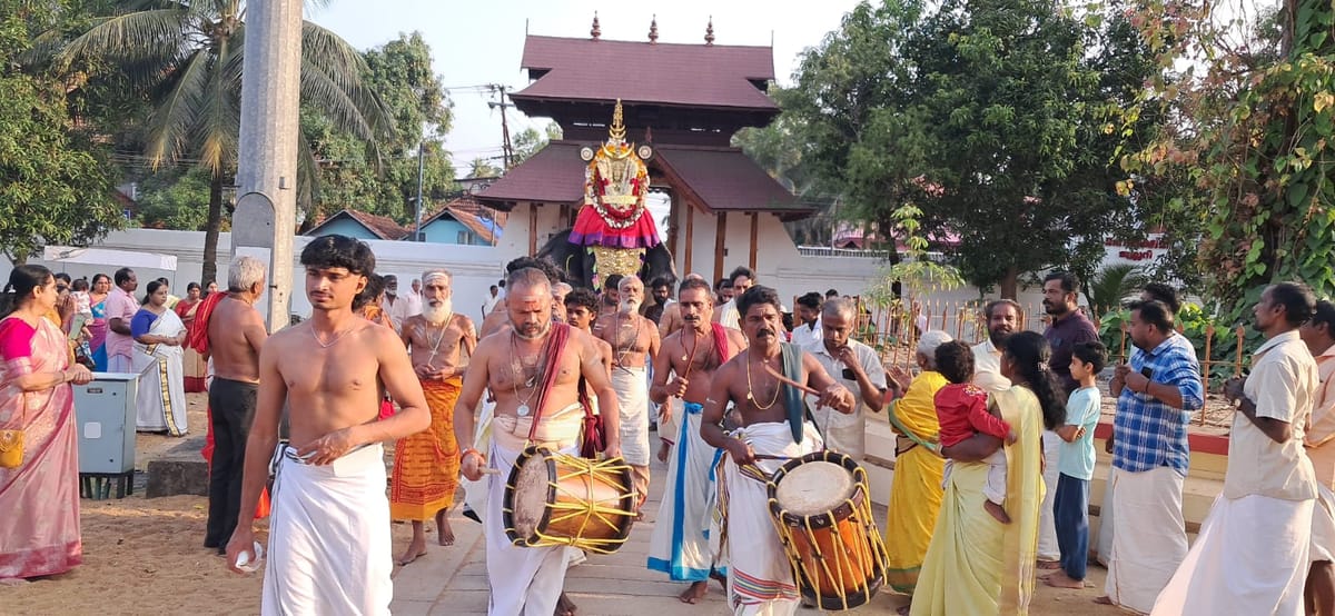 ആചാരത്തനിമയിൽ മൂത്തേടത്ത്കാവ് ഭഗവതിയുടെ എഴുന്നള്ളിപ്പ്