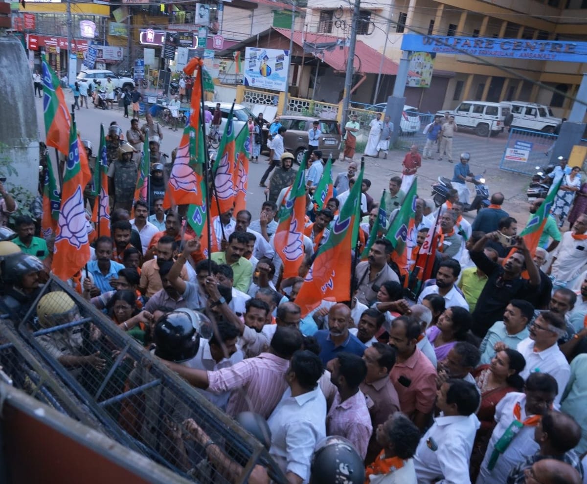 വീട് കയറി ആക്രമണം: കേസെടുക്കാത്തതിൽ പ്രതിഷേധിച്ച് ബി.ജെ.പി പോലീസ് സ്റ്റേഷൻ മാർച്ച് നടത്തി