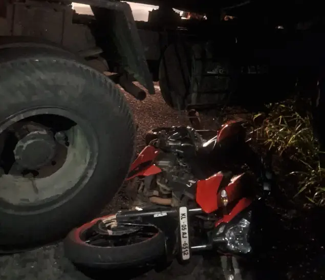 തലയോലപ്പറമ്പിൽ ടാങ്കർ ലോറിയും ബൈക്കും കൂട്ടിയിടിച്ച് രണ്ട് യുവാക്കൾ മരിച്ചു