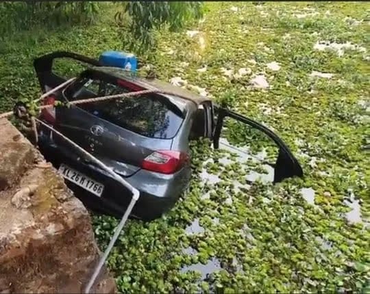 കോട്ടയത്ത് കാർ നിയന്ത്രണം വിട്ട്  തോട്ടിലേക്ക് മറിഞ്ഞ് യുവാവ് മരിച്ചു