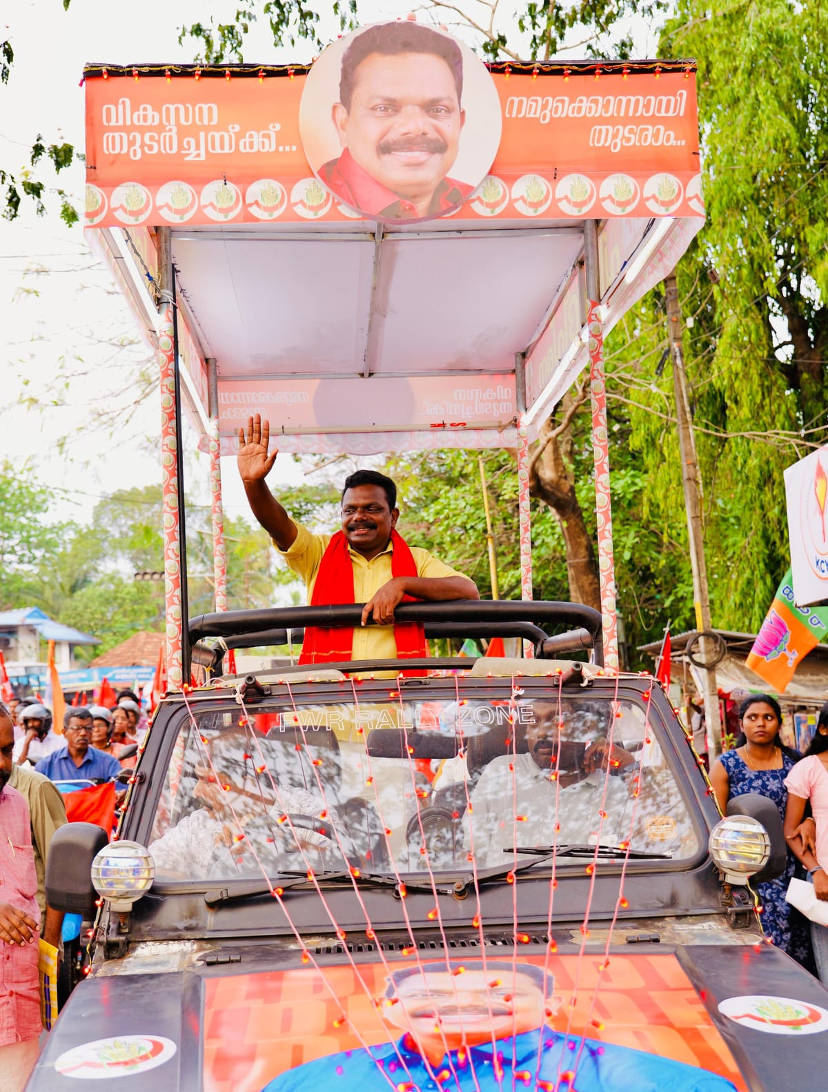 നാടുണര്‍ത്തി പി. പ്രദീപിന്റെ റോഡ് ഷോ