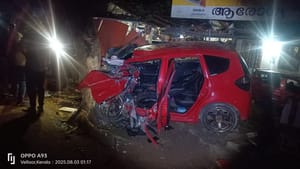 തലയോലപ്പറമ്പിൽ നിയന്ത്രണം വിട്ട കാർ റോഡരികിലെ മരത്തിലിടിച്ച് തകർന്നു. യാത്രക്കാരെ രക്ഷപ്പെടുത്തിയത് കാർ വെട്ടിപ്പൊളിച്ച്