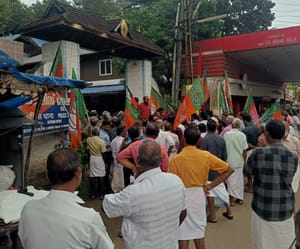 വൈക്കത്ത് ബി.ജെ.പി പ്രവർത്തകർ പോലിസ് സ്റ്റേഷൻ മാർച്ച്‌ നടത്തി