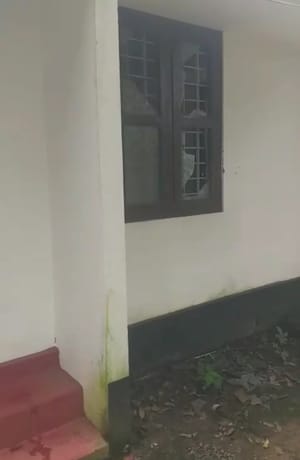 സാമൂഹ്യ വിരുദ്ധരുടെ അഴിഞ്ഞാട്ടം: മറവൻതുരുത്തിൽ വീടിൻ്റെ ജനൽചില്ലും ഓടും എറിഞ്ഞ് തകർത്തു