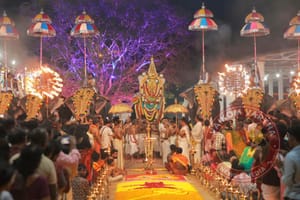 കർപ്പൂരദീപങ്ങൾ സാക്ഷി: ഋഷഭവാഹനമേറി ശ്രീ മഹാദേവൻ