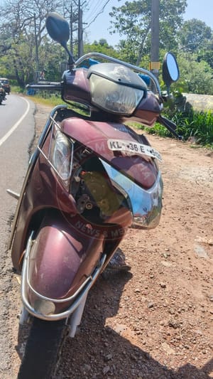 കാറും ബൈക്കും കൂട്ടിയിടിച്ച് രണ്ടു പേർക്ക് പരിക്കേറ്റു