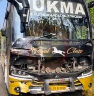 കെ.എസ്.ആർ.ടി.സി ബസും ടൂറിസ്റ്റ് ബസ്സും കൂട്ടിയിടിച്ച് നിരവധി പേർക്ക് പരിക്ക്