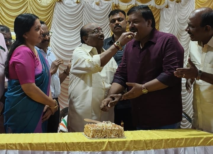 ഗായകൻ ദേവാനന്ദിന് കേരളകൗമുദി ഒരുക്കിയ വേദിയിൽ എസ്.എൻ.ഡി.പി യോഗം ജനറൽ സെക്രട്ടറിയോടൊപ്പം പിറന്നാളാഘോഷം