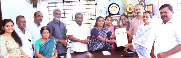 അതിദരിദ്ര കുടുംബത്തിന് നഗരസഭ 4 സെന്റ് സ്ഥലത്തിന്റെ രേഖ കൈമാറി