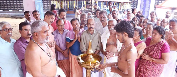 തൃപ്പക്കുടം മഹാദേവ ക്ഷേത്രത്തിൽ കർപ്പൂരാദി അഷ്ടബന്ധകലശം: ഭദ്രദീപ പ്രകാശനം നടത്തി