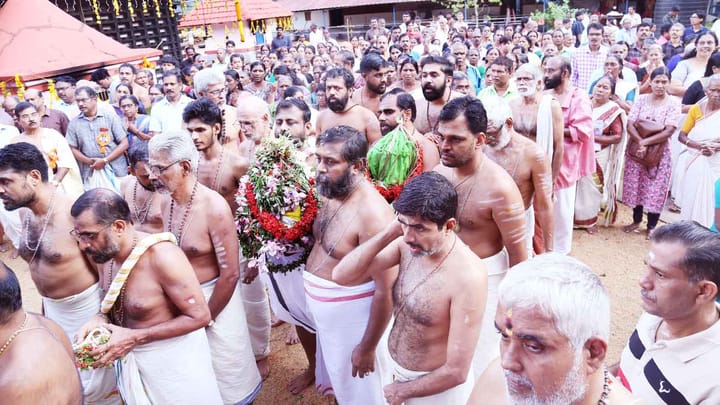 തൃപ്പക്കുടം മഹാദേവ ക്ഷേത്രത്തിലെ കർപ്പൂരാദി അഷ്ടബന്ധകലശം: ബ്രഹ്മകലശം എഴുന്നളളിപ്പ് ഭക്തിനിർഭരമായി