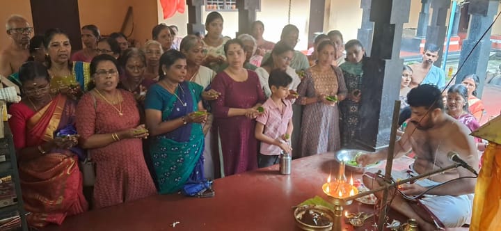 കുലശേഖരമംഗലം തേവലക്കാട്ട് ശ്രീധന്വന്തരി ക്ഷേത്രത്തിൽ നടന്ന ഔഷധ സേവയും  ഔഷധ കഞ്ഞി വിതരണവും ഭക്തിസാന്ദ്രമായി