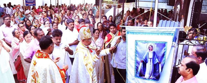 ഉദയനാപുരം പളളിയില്‍ അമലോത്ഭവ മാതാവിന്റെ പിറവി തിരുനാളിന് കൊടിയേറി
