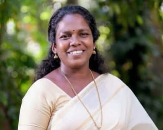 ബസ്സിനുള്ളിൽ കുഴഞ്ഞ് വീണ യാത്രക്കാരിക്ക് പ്രഥമശുശ്രൂഷ നൽകി ജനപ്രതിനിധി