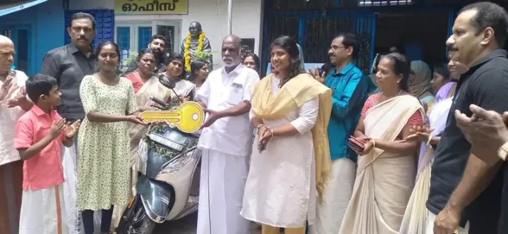 26 വനിതകൾക്ക് ഇരുചക്രവാഹനം വിതരണം ചെയ്തു
