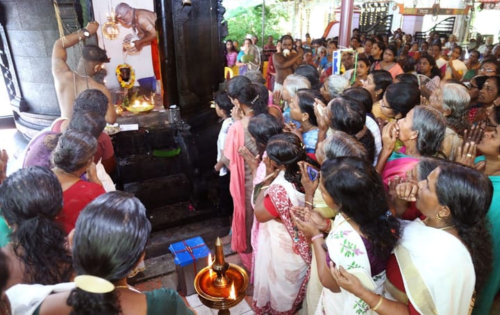 അഭിഷേക പുണ്യം  നുകർന്ന് ഭക്തര്‍